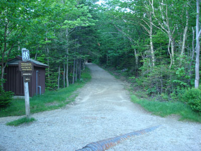 The Glen Boulder Trail trailhead at the Glen Ellis Falls parking area