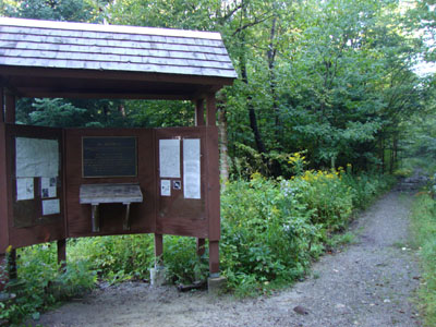 The trailhead at the end of Ravine Lodge Road