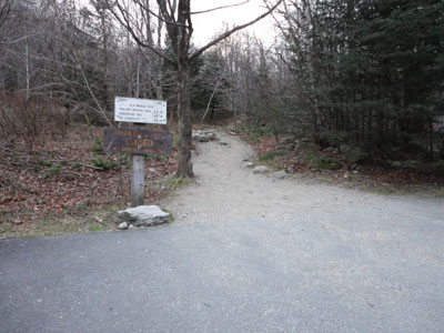 The Old Bridle Path trailhead near I-93