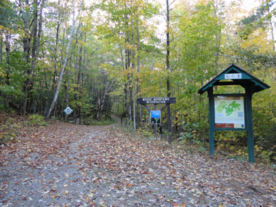 The Burrows Farm Trail trailhead at the end of New Portsmouth Road