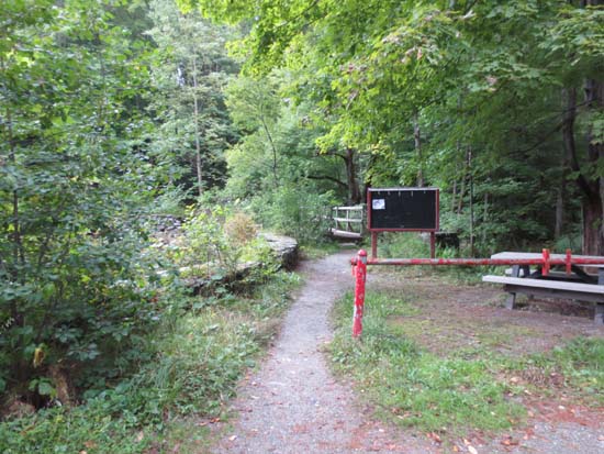 The trailhead off Gulf Road